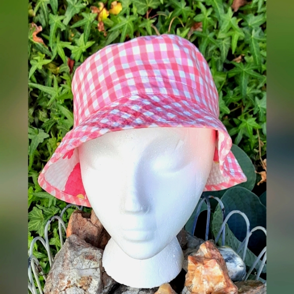HOST PICK ⚡🤸♀️Pink Gingham & floral child's bucket hat summery Fun like new